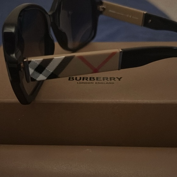 New Burberry Sunglasses with 13 month Sunglass Hut Protection Plan - Picture 3 of 10